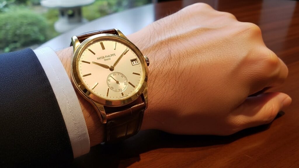 日本人男性の腕に輝く、パテック フィリップの中古カラトラバの金無垢モデル