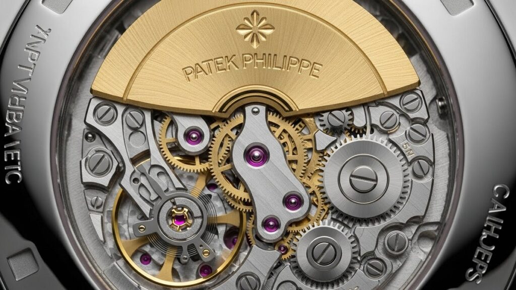パテックフィリップ アクアノートのスーパーコピー時計の裏蓋から見えるクローンムーブメントの拡大写真。歯車やローターの構造が本物に似せて作られている様子
