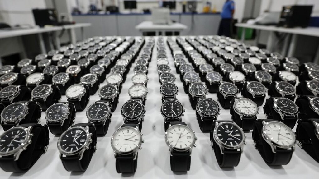 税関の検査場で、没収された大量の偽ブランド時計が並べられている様子。法的なリスクと厳しい取り締まりを想起させる記録写真風の画像