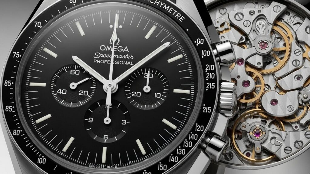 オメガのスピードマスター ムーンウォッチ（クロノグラフ）の精巧な文字盤とムーブメントをクローズアップした描写。